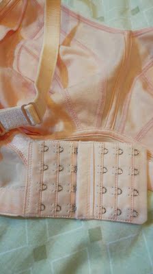 文胸很舒服，罩杯是薄款，普通款是四个排扣的，下围大的mm可以多加几个排扣，但是加排扣会使肩带下滑，100已是最大码了