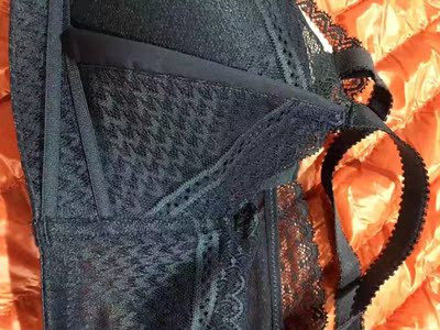 这件内衣实在是太漂亮啦，我在淘宝里第一眼就喜欢上了这件，终于收到货了比我想象中的还要好看，而且很合身，我在实体店都很少买到这么合适又漂亮的内衣，这个颜色还特别趁得肤色很白，非常舒服又聚拢，一点也不会扎人，真是良心货，姐妹们赶紧来买吧，绝对物超所值！