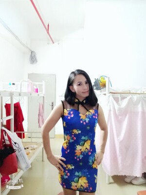 店家非常热情裙子质量非常好，又实惠，快递非常快。真的好漂亮，好喜欢穿上身的，感觉很舒服。