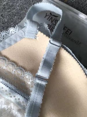 宝贝文胸的质量真的是太好了，尺码合适，穿 着柔软舒适，做工精细，包装很好，收到这么好的文胸感到很惊喜，物美价廉这四个词都不足表达这次购物的心 情，还会再回购哒~