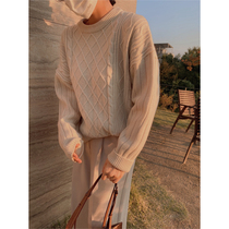 The Spot of the Spot The Joo South Korean designer collaborated to customize the unique minimalist Julinger gallows with a fur coat