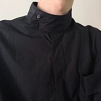 This minimalist design shirt gives you a sense of laziness that only a half-high collar can bring.