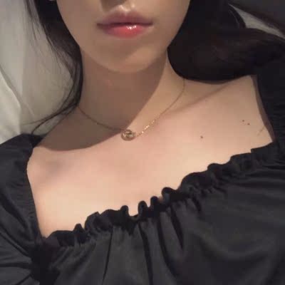 衣服面料很好，穿上很贴身很显身材的～物美价廉 推荐推荐，准备把其他颜色也一起入了