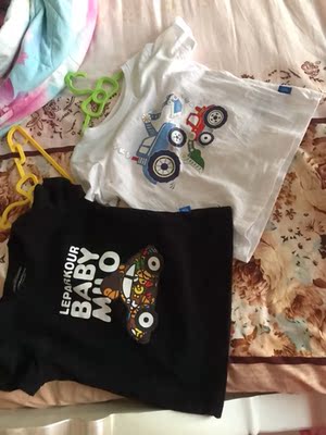 儿子特别喜欢车，买的都是带车的，洗了不掉色，衣服干啦就穿上啦