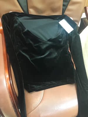 衣服质量很好👍穿着很舒服！很暖面料！款式很特别！特别喜欢！下次再来！快递非常给力！很快就到货了！适合现在冷天打底很棒👍