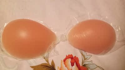 已经试过了，大小刚刚好，黏度也可以，硅胶特别软，很舒服，第一次买这个东西，特别合适，明天要去试婚纱，刚好用上，不知道要不要洗洗再戴！