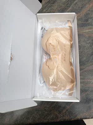 和店家描述的一样，还送了一个透明的胸后贴，肤色很正，还没试穿，试穿后来追评。