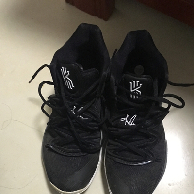 听说里有什么气垫,我怎么就踩出来,个人感觉气垫这配置在这双鞋上面比较鸡肋。鞋子好硬啊。 听说里有什么气垫,我怎么就踩出来,个人感觉气垫这配置在这双鞋上面比较鸡肋。鞋子好硬啊。