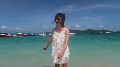 裙子好看，保守。但是裤子穿了一天已经气球了，干的慢，出海的时候不是很方便。