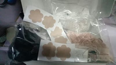 好看，质量很好，尺码准，而且还舒服，nice！因为内衣有点透透，所以店家还送了小贴片，防止漏点，还是小花花型的，反正就是很好啦，双十一买了好几套，每套都满意，很满意的一次购物，喜欢呐，原来我这样说话，只是想增加点字数，哈哈哈哈哈哈，别人说我太疯癫，我想别人看不穿，为什么不让我早点发现这家店，艾西！