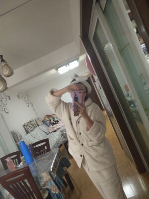 太好看了，还想买一套换洗着穿，白色很干净，款式也大方，非常喜欢