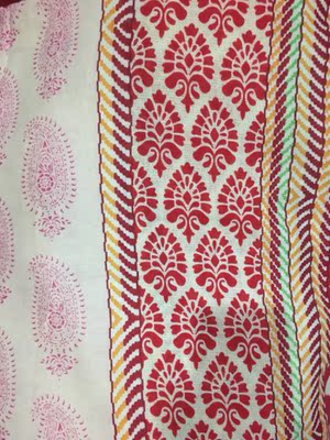 颜色很好看，也很大。材质摸着很舒服，就是很容易勾丝，手指稍微用点力就会很容易戳个洞，所以带的时候要当心点。