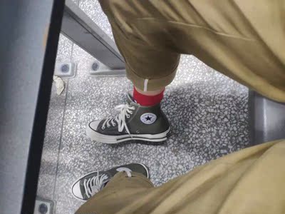 不穿长袜真的不行，磨脚不可避免，和鞋的真假无关。