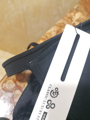 质量还行,做工一般,最重要的是洗了两遍还在掉色,不知道下水以后会不会身上一条一条黑的,实物对不起这个价格,好评可能是刷的,失望 质量还行,做工一般,最重要的是洗了两遍还在掉色,不知道下水以后会不会身上一条一条黑的,实物对不起这个价格,好评可能是刷的,失望