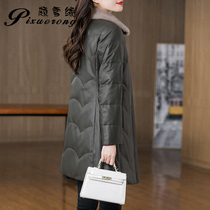 In 2022 the new leather down jacket of the female long-drawn kernel fit looks thin and sheep fur coat thickened