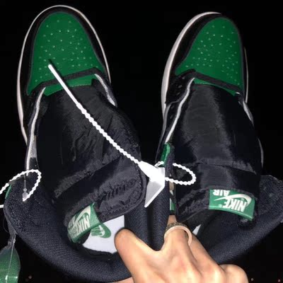 鞋子很好看 卖家态度很好 快递也很快 很喜欢