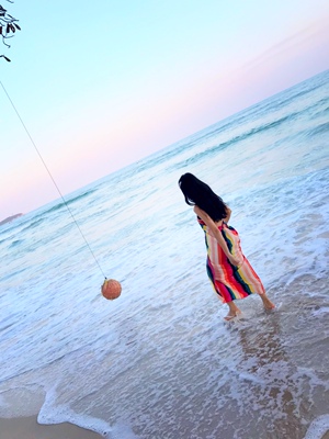 我穿有点大了，但是拍照很好看，自己把后面系了一下，去苏梅岛穿在海边拍照真的很好看