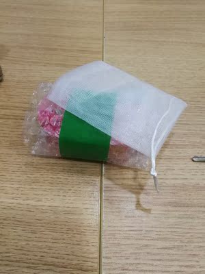 第一:没有其他评论的那么夸张,颜色特别淡,不是特别粉,但形状确实挺可爱的。第二:味道没有其它评论那么夸张,一股淡淡的香味,还不错。卖家人不错,先用着,有效果过来追评。包装的特别好。好评! 第一:没有其他评论的那么夸张,颜色特别淡,不是特别粉,但形状确实挺可爱的。第二:味道没有其它评论那么夸张,一股淡淡的香味,还不错。卖家人不错,先用着,有效果过来追评。包装的特别好。好评!