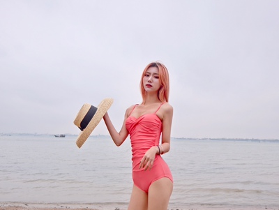 泳衣灰常好，显腿长，也显瘦，狠得体也狠性感性价比高，值得购买哦!最重要的是物流也狠快，前天晚上买的今天就到货了