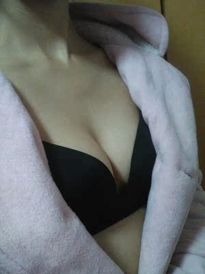 宝贝真不错，尺码标准，穿着舒服不勒，黑色很性感有没有，秒变B杯，就喜欢这样不带钢圈得，超级喜欢