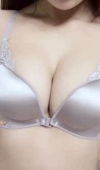 很好的丰胸产品，纯天然萃取，温和无刺激，味道也很好，用它皮肤感觉很滋润，吸收特别快，不油腻，感觉丰满很多