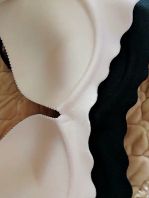 买了肤色和黑色两件，夏天都好搭衣服的。已经下水洗过了不褪色，试了下尺码标准，无钢圈的穿着舒适度很好！还要谢谢卖家送的两个延长扣！