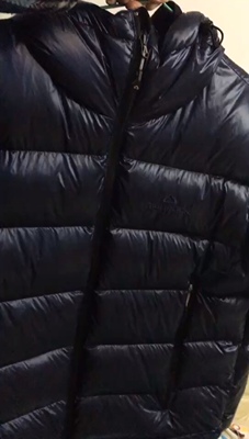 虽然在江浙厚羽绒服利用率很低，但是一直准备购置一件厚一点的羽绒服以备不时之需。从marmot的guides, shadow再到rab的QDN62，QDN51，QDN71, 最终选择了这件天石，参数来看700蓬90%的灰鹅绒， L码对应180g的充绒量都能满足我的要求，如果外层能使用类似pertex shield面料的，那就完全能满足我的需要，但是498的价格又不是marmot或者rab能较量的。羽绒服的保暖性非常不错，上周出差穿了这件羽绒服，大部分时间都拿在手里或者挂在凳子上，因为穿着太热了，最后非常满意这件衣服，整体的做工，保暖性，重量，性价比都非常不错。