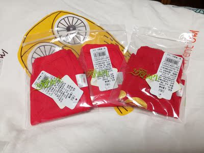 手感柔软，贴身穿很舒服，洗了一点也不掉色，贴心的店家还送了一双红袜子，棒棒哒👍