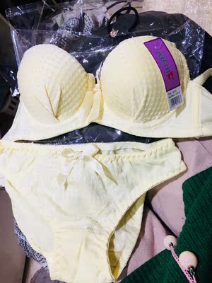 一开始客服没有蓝色了和我沟通后得到条换粉结果收到的是黄色 虽然颜色偏爱粉但还是决定收取黄 颜色和质量还不错没有想象中廉价那么差 你不信的话也可以先买一套看看 真心不错👌