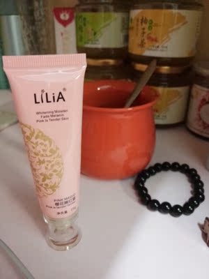 挺不错的，一点也不油腻，也不刺激皮肤，而且很温和。刚开始用几天，但还没看到明显效果，朋友说挺不错的，多用一段时间，会看到明显效果的，再坚持使用吧。