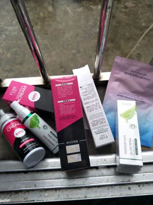 非常好用，脱的很干净，来一个对比图吧，包装很精致，没有损坏。还买一送一，第一印象就非常棒，脱完以后会有一些用小刮板子刮不掉的，但是就用毛巾擦掉就好了。很温和，也不会刺激。味道也还好，挤出来的时候是淡香，用完以后摸那个修复液，身上滑滑的，可以说是非常棒了！