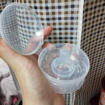 我是乳头小又内陷的宝妈，之前一直也没有在意，现在孩子吃不到自己都快急哭了，有了这个乳盾，宝宝吃的饱 妈妈很放心，以前还用吸奶器试过很痛啊有没有，这个乳盾还好。宝宝可以直接吸，也比较简单，卖家也很贴心，送了小盒子了，这样不用的话，直接放盒子里面，也很方便，也不怕脏，而且卖家非常贴心，保护隐私性很好，非常满意的一次购物！