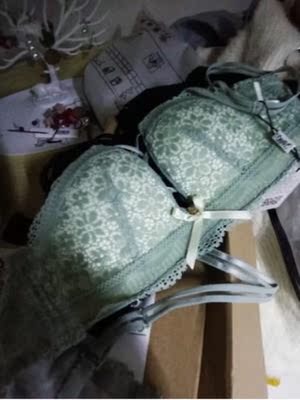 发货一如既往的快速，包装很严实，客服推荐的新款，质量很好，穿着很漂亮，总而言之很满意，在这个价格买到这种质量是我意想不到的，下次还来买