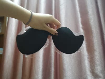 买来穿泳衣的时候穿的 很贴身 不会掉 型也好 必备单品了