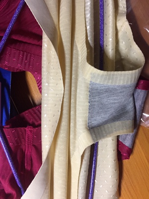 昨天刚到 收到货了 布料摸起来非常光滑 中间档是棉的 两条都洗了 不掉颜色 不过红色的颜色太深了 😂 但是跟他的图片相符合 昨天刚到 收到货了 布料摸起来非常光滑 中间档是棉的 两条都洗了 不掉颜色 不过红色的颜色太深了 😂 但是跟他的图片相符合