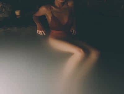 这件泳衣一开始是室内看了下打算退的，如果光线不好这个颜色看着就很土，但胜在设计我真的很喜欢，最后还是留了，拍照真的很好看，光线好的时候肉眼看着也很好看。但第一眼就会觉得一般。嗯！