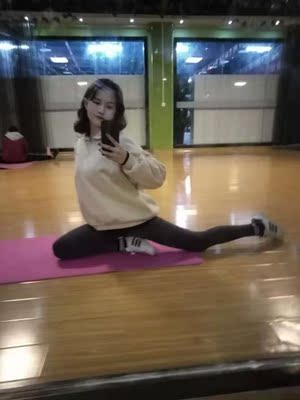 裤子质量特别好，而且显的腿特别的长，还有就是穿上去很瘦，很舒服，裤子的弹性特别的好，根本不用担心穿不上去，质量肯定不用说，这次是一次非常好的购买经历，推荐朋友们一起来买吧