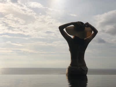 衣服很美。海边很适合。