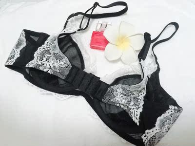 特地洗过以后穿的,内衣摸起来蕾丝很柔软,很薄,款式很美又性感,穿了2天没有起球问题,很舒服,又入手一件米白色的~ 特地洗过以后穿的,内衣摸起来蕾丝很柔软,很薄,款式很美又性感,穿了2天没有起球问题,很舒服,又入手一件米白色的~