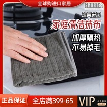 Joe moved quickly Swedens Smart Microfiber rag to the oil dishcloth to rub the table cloth to absorb the bacon