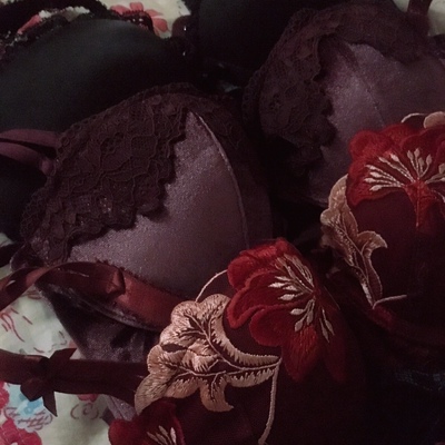 喜欢，很好看，我是歌瑞儿的忠实粉丝，每年双十一必买，12点付款的时候慢了一点，有几款喜欢内衣都被抢光了，不然会多买几套