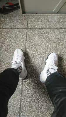 试穿了包裹性非常好 缓震OK,穿在脚上挺舒服的,全掌bosst感觉缓震受力很均衡 大爱 试穿了包裹性非常好 缓震OK,穿在脚上挺舒服的,全掌bosst感觉缓震受力很均衡 大爱