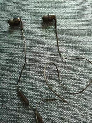 双十一￥149买的。不是专业听歌，要求也不高，不要明显听出不清晰，杂音，音质差的效果就可以了。我自己觉得苹果的原装能满足我的要求，挑了飞利浦的几款，最后买了这款。效果是满意的，换上最小副耳塞，隔音效果还不错，整体听歌音质也还不错。带麦，但不可以直接调整音量，要靠手机调音量。有接听电话键，这个键可以联按两次更换下一首音乐🎶。包装比较好(✪▽✪)，配一个收纳包。一百来块的耳机来说，这个质感差不多了，性价比不错。