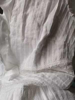 适合夏天海边度假 胸口开口很低，平时需要穿一个抹胸，但去海边就可以用胸贴。款式别致。