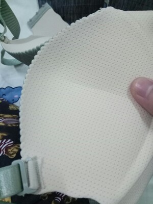 材质舒服 聚拢 但是不知道是码数不准还是怎么回事 拍B杯的跟A杯的一样包不全 腋下有的扎出来 感觉设计的问题 材质舒服 聚拢 但是不知道是码数不准还是怎么回事 拍B杯的跟A杯的一样包不全 腋下有的扎出来 感觉设计的问题