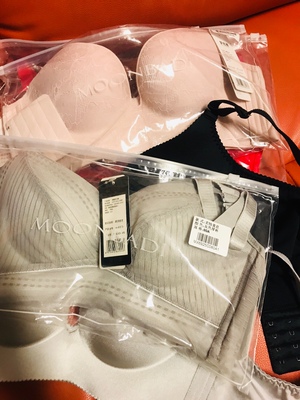 宝贝非常喜欢～穿上舒服。收到货里面有独立的包装袋，卖家贴心的把商品信息给划去了避免了收快递的尴尬哈哈哈哈哈，衣服收到后打开满满的惊喜，这一次性买了6件，真的是非常喜欢小梦家的内衣，款式非常的不错，关键是没有钢圈的内衣穿上对身体特别的好，没有束缚的感觉，都感觉自己没有在穿内衣了无束缚感，内衣的材质特别柔软亲肤透气而且弹性很好，，试了一下很舒服，客服推荐的码很合适，直播间里的美女很耐心询问各种尺寸有无副乳问题，关键价格便宜，非常完美，祝卖家生意兴隆感谢卖家。