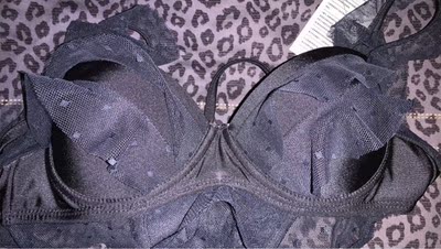 质量不错，细节做得挺好，实物比图片好看，大小合适，店家好贴心还送了胸垫，上身显瘦，这款胸不露，胸小也能显胸，比较适合我。