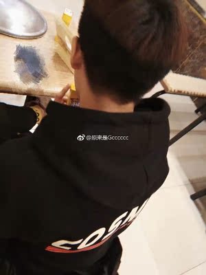 穿上挺好看的，建议买蓝色的