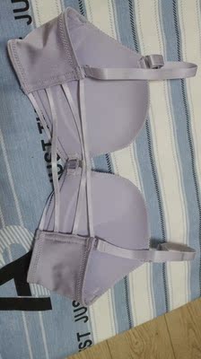 前面的扣子能解开，太方便了，以前不会后面扣扣子。省了好多的事