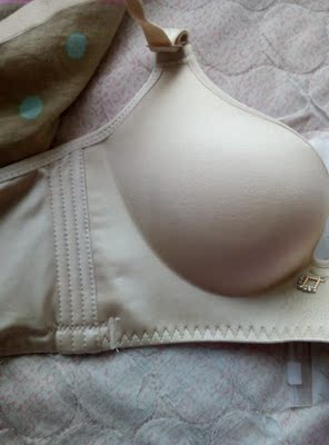 外包装很精美，聚拢效果好，杯罩内边上斥皱褶压不平整，穿上后腋下位置那支撑位不平顺。好评吧。 PS:客服老催，有点烦。